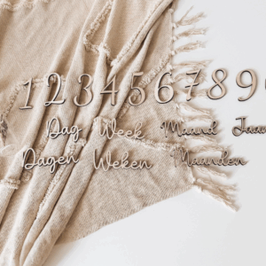 Houten babymijlpaalset met cijfers 1 t/m 12 en Nederlandse tijdsindicaties op beige textiel achtergrond